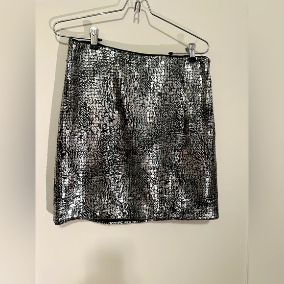 Banana Republic silver sequin mini skirt - Size 4 - Picture 2 of 7